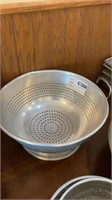 1 Large Metal Strainer