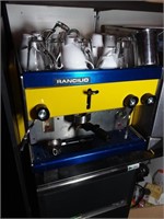 Machine espresso Rancilio avec tasses et verres