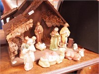 Nativity set with stable and 10 figurines