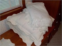 2 Pillows, bedspread BRI
