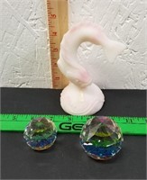 Set of 2 Swarovski paperweights and Fenton