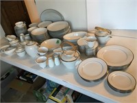 Noritake China, 17 dinner plates w/accessories