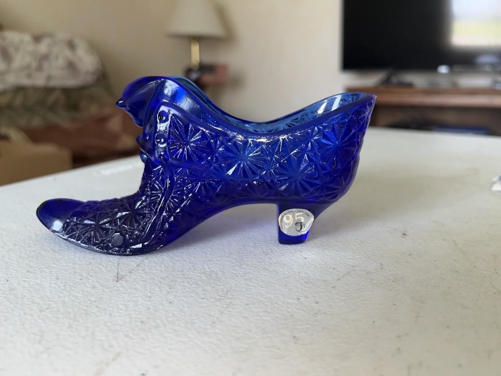 Fenton cat faced shoe 6in long