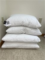 Feather pillows (4)