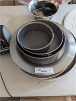 pizza pans and cake pans