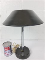 Lampe de table en métal, fonctionnelle