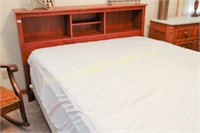 Cherry finish queen size bed