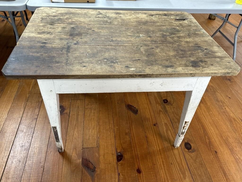 48” x 34” x 32” Pegged 3 Board Top Farm Table