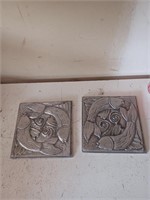 2 plaques en métal blanc
