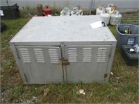 96) Aluminum dog box