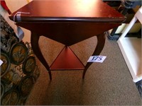 UNUSUAL TRIANGLE LEAF TABLE 29 INCHES TALL
