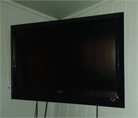 VIZIO Flat Screen TV & Wall Hangar +Control WORKS!