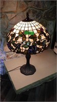 BRASS LAMP W/ STAINED GLASS SHADE 21" TO FINIAL >>