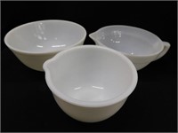 Pyrex Sunbeam milk glass bowl w/ pour spout, 6" -