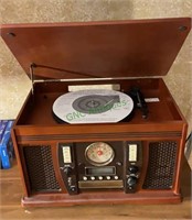 Vintage style AM/FM, CD/ turntable in the
