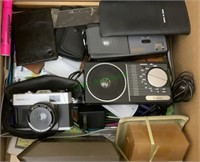 Box lot - vintage AM/FM radio‘s, cameras, wallets