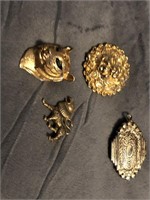 Lot of four metal brooches