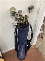 Golf bag with golf clubs
