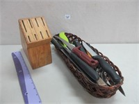 ASSORTED KNIVES AND KNIFE BLOCK