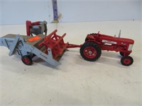 Farmall tractor and Case combine 1/43