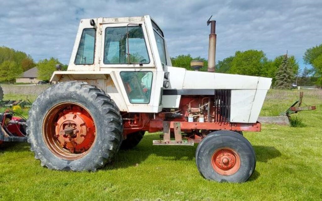 CASE 1370 TRACTOR