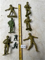 8 assorted green plastic army men