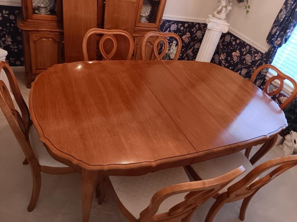 Thomasville table and 6 chairs 3 leaves and pads