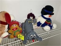 Group of stuffed animals including raggedy ann, fo
