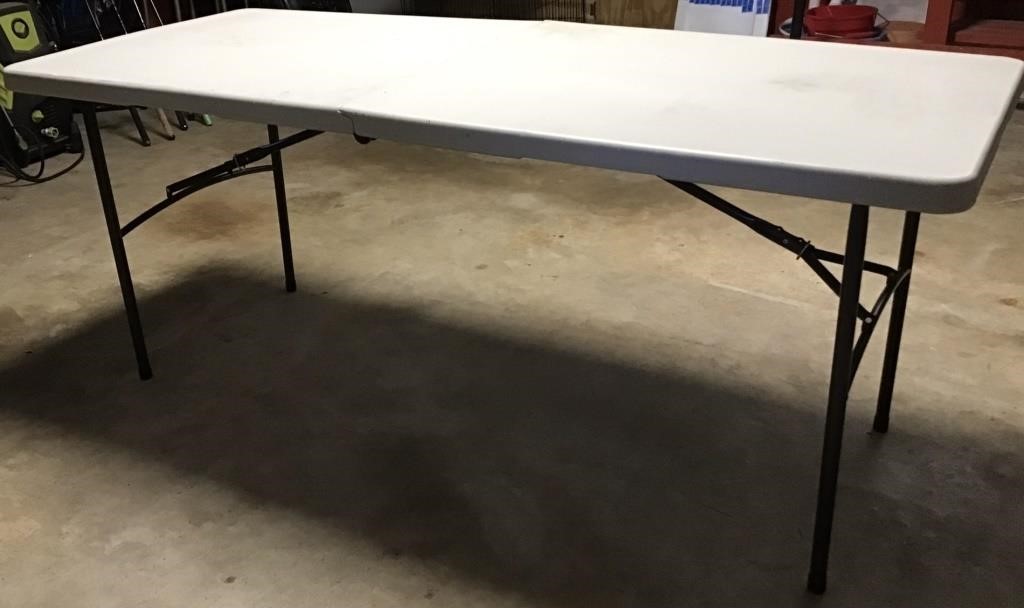 PLASTIC FOLDING TABLE