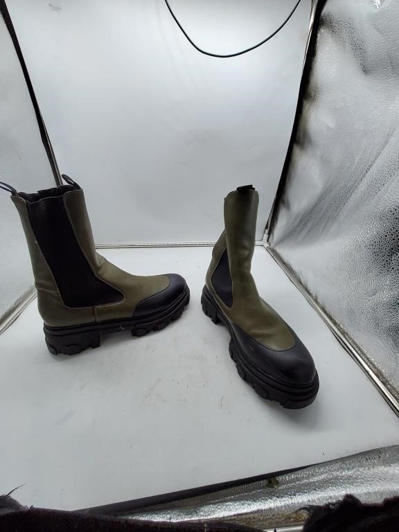 Black and green size 7 boots