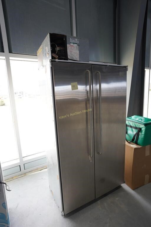 Northland 2-dr. fridge freezer in wall unit