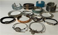 L - MIXED LOT OF COSTUME JEWELRY BRACELETS (L18)