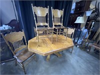 OAK PEDESTAL TABLE WITH 6 CHAIRS AND 1 EXTENDER
