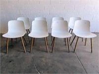 8 WHITE CURVED BACK PLASTIC DINERS W WOODEN LEGS
