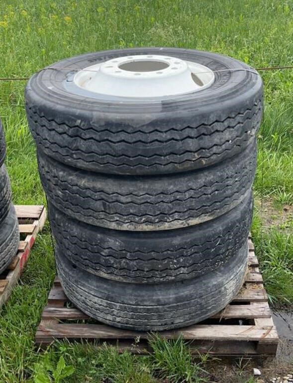 4 275/80R22.5 tires w/Steel Rims