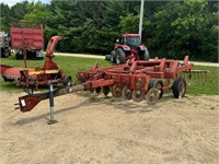 White 435 Chisel Plow w/leveling bar