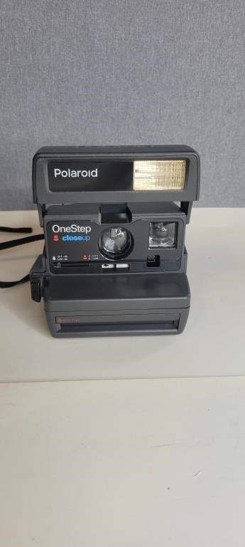 VINTAGE POLAROID CAMERA