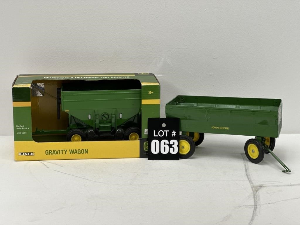 ERTL J.D. Gravity Wagon 1/32 with Wagon