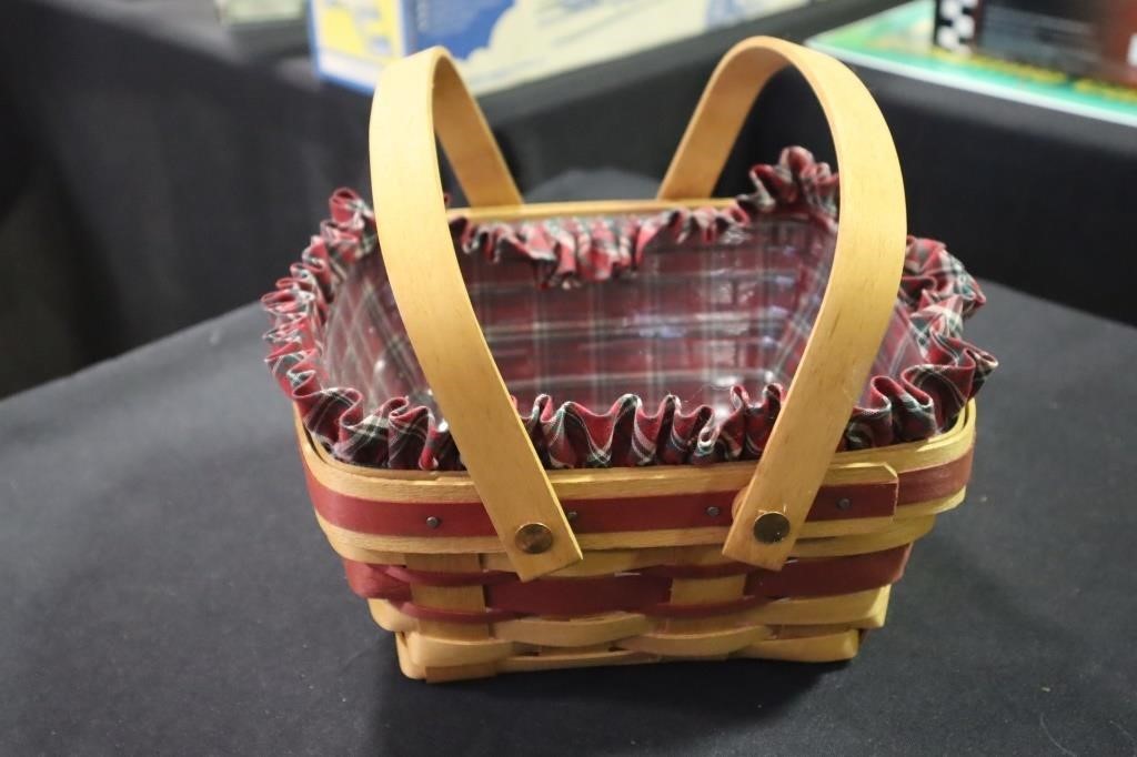 Longaberger Christmas Bayberry basket with cloth