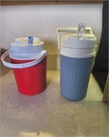 2 insulated drinking jugs + 1 mug.