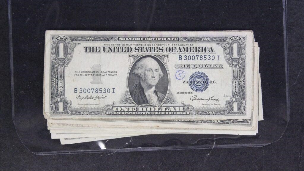 US Paper Money 4 X $1 Silver Certificates, 11 X $2