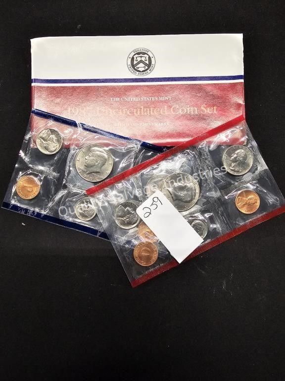 1987 US mint uncirculated coin set (display area)