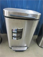 Trashcan with lid