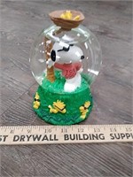 Snoopy snow globe