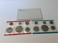 1977 P& D mint sets w/ Ike dollars