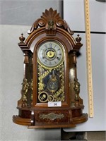 Vintage mantel clock w/gold statues, New Haven