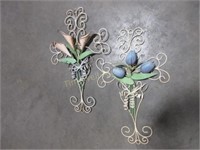 2 metal flower wallhangings