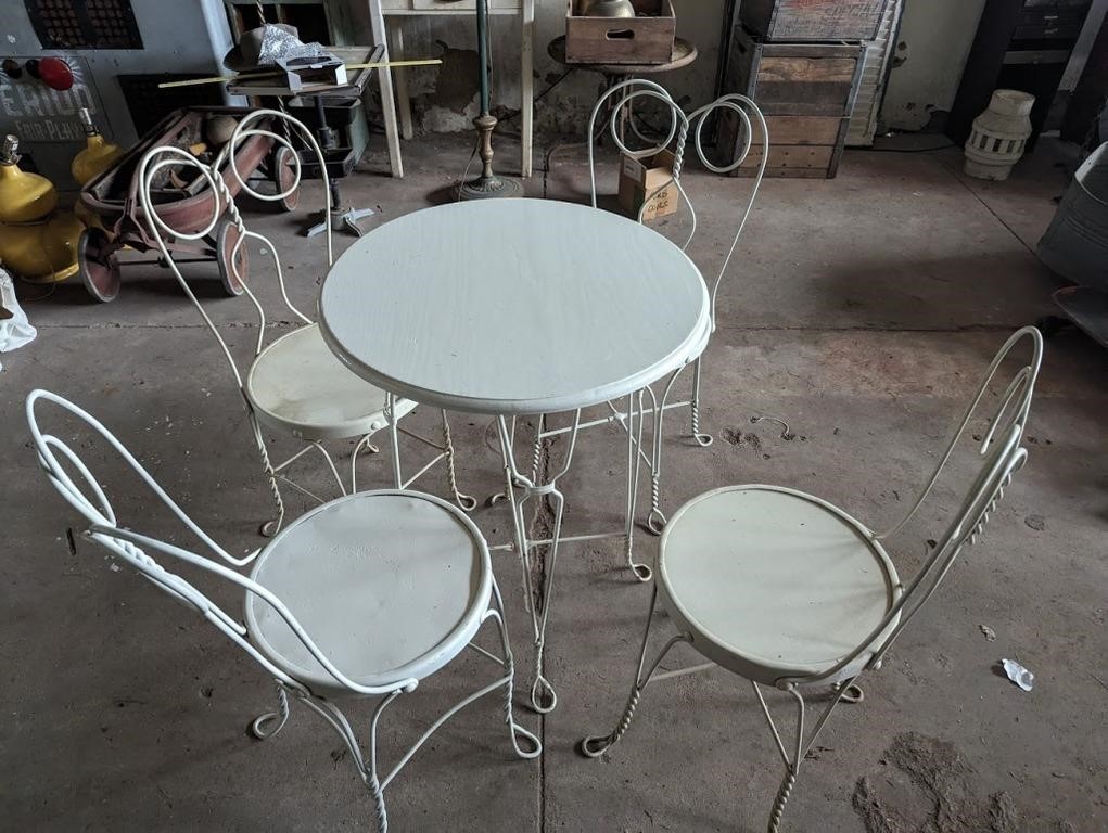 Vintage Sunroom Patio Table and Chairs