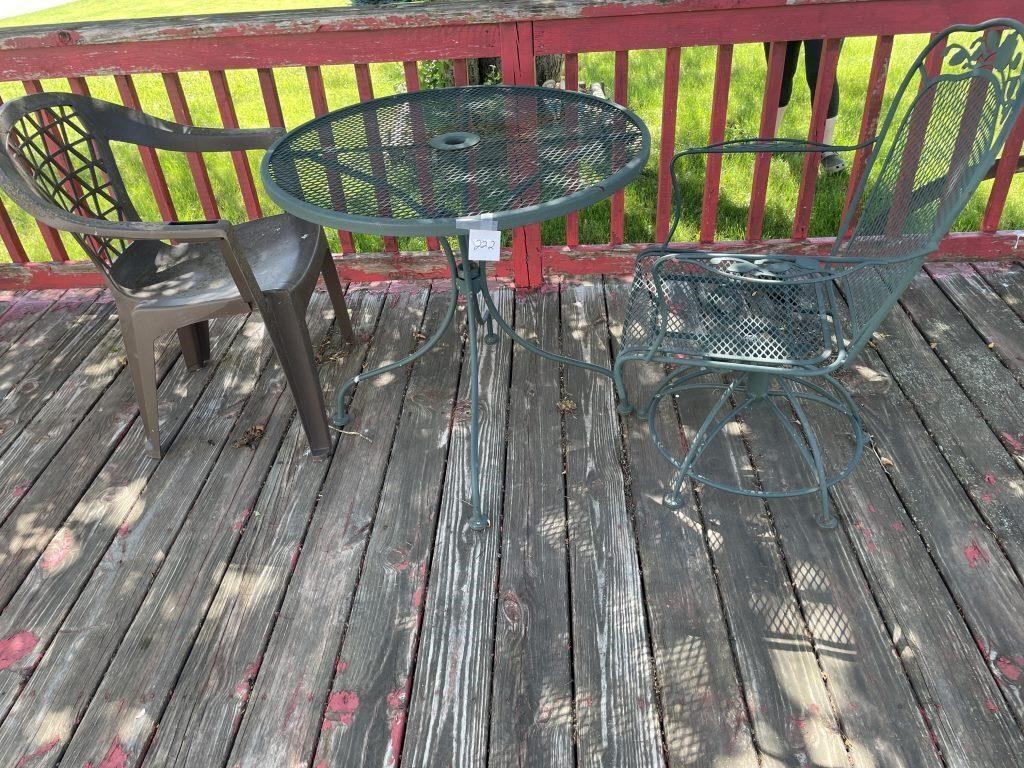 chairs and table chairs dont match