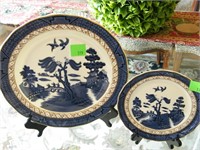2 BLUE "REAL OLD WILLOW" PLATES w/ EASELS